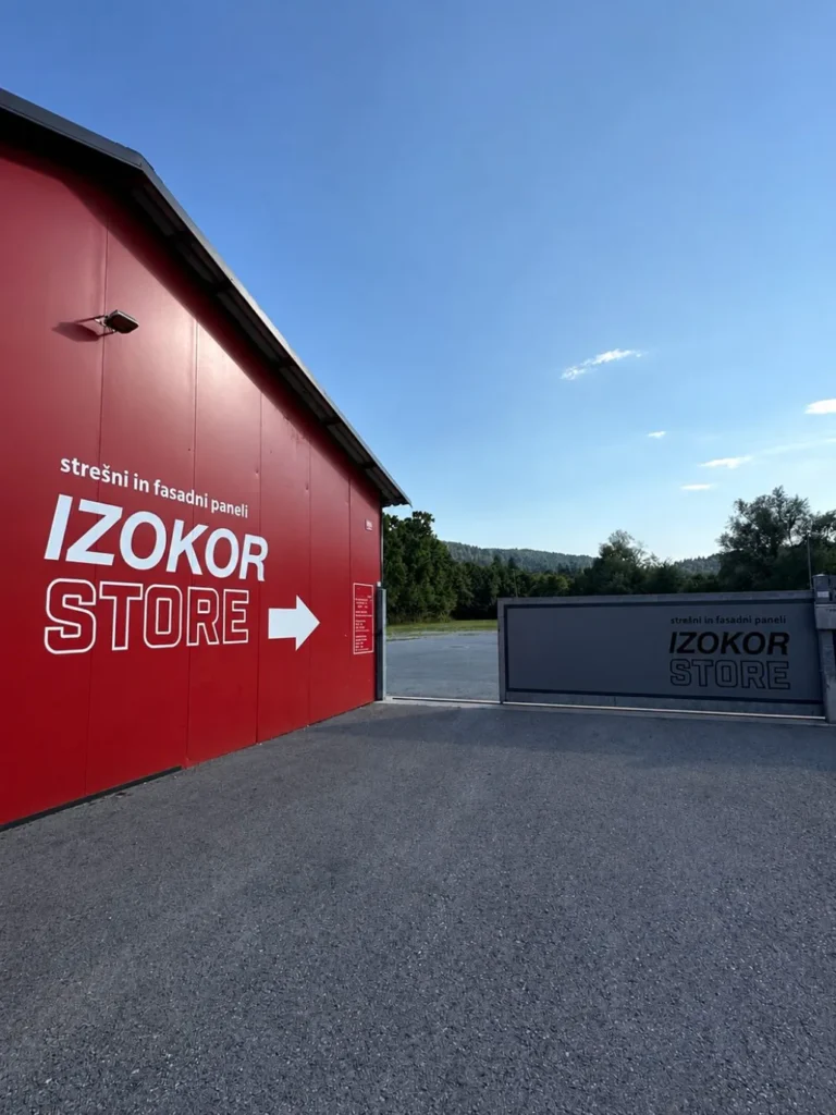 Prevzemno mesto IZOKOR v Verdu pri Vrhniki — hala s fasado iz sendvič panelov
