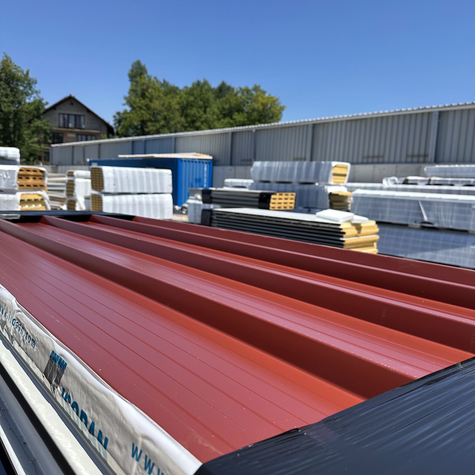 Outlet strešni trapezni sendvič panel v oksidno rdeči barvi RAL 3009